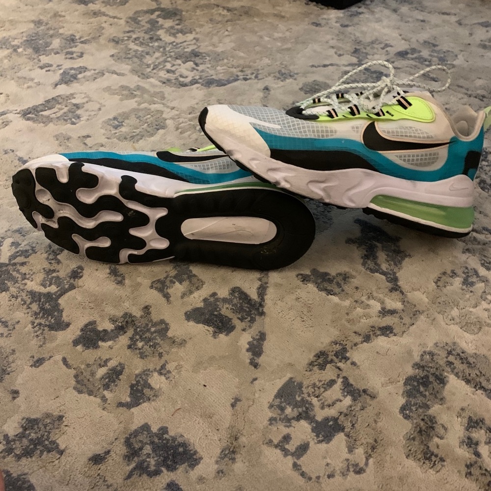 Nike Air Max Reacts SE